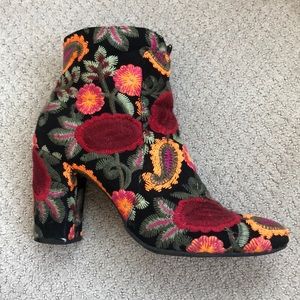 Lightly worn Embroidered Hippie booties!